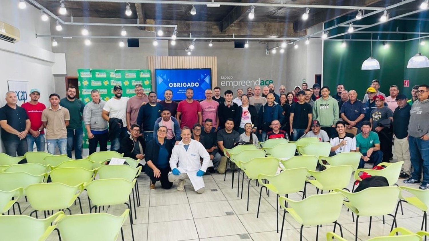 Turma de treinamento presencial reunida após a sessão